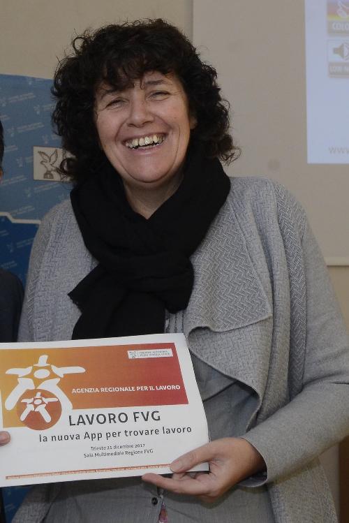 Loredana Panariti (Assessore regionale Lavoro, Formazione, Istruzione, Pari Opportunità, Politiche giovanili, Ricerca e Università) presenta la nuova App mobile "Lavoro FVG" - Trieste 21/12/2017